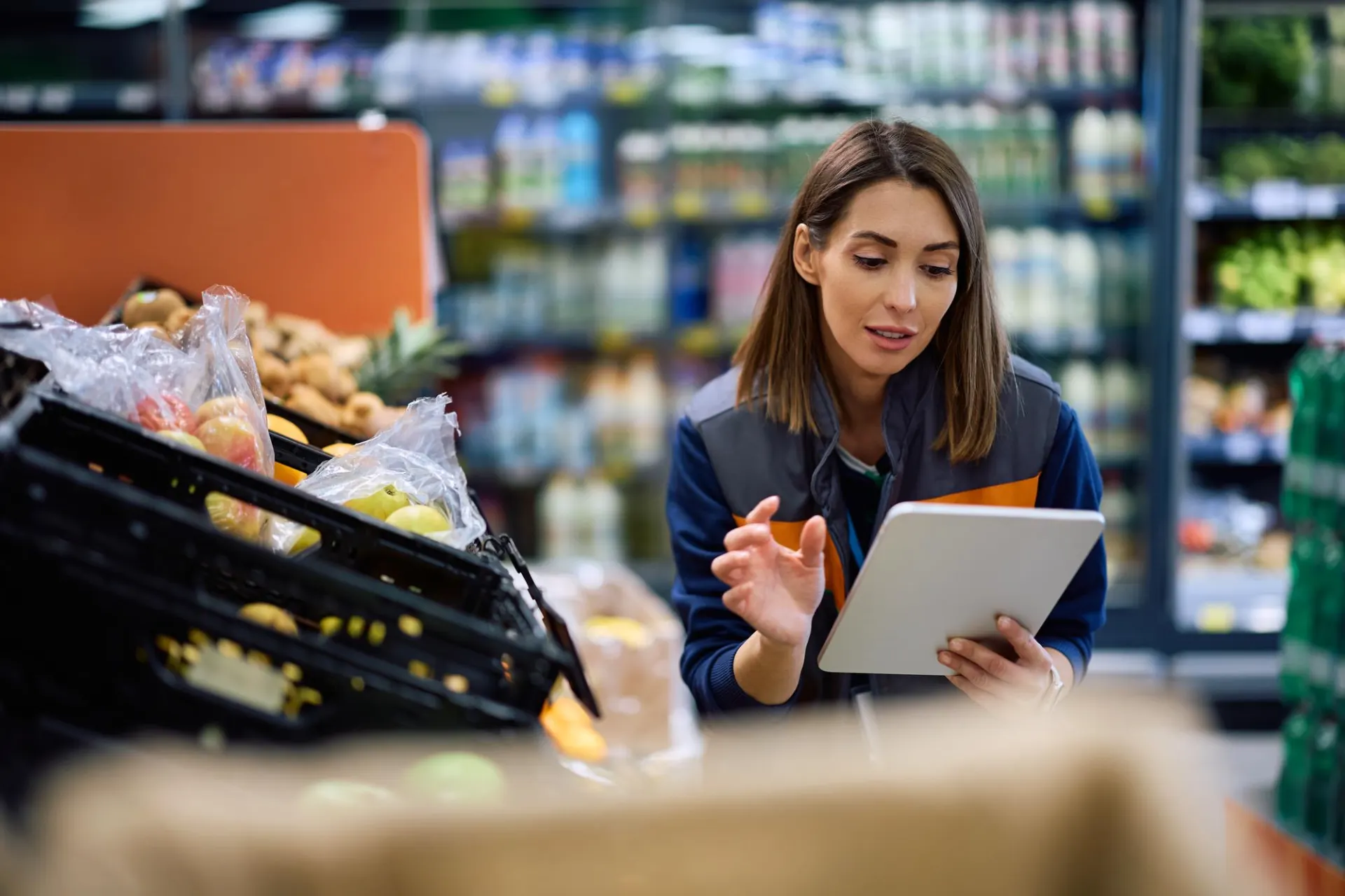 Foto de uma colaboradora conferindo os preços dos produtos expostos à venda e se eles correspondem ao que foi estipulado na gestão de pricing.