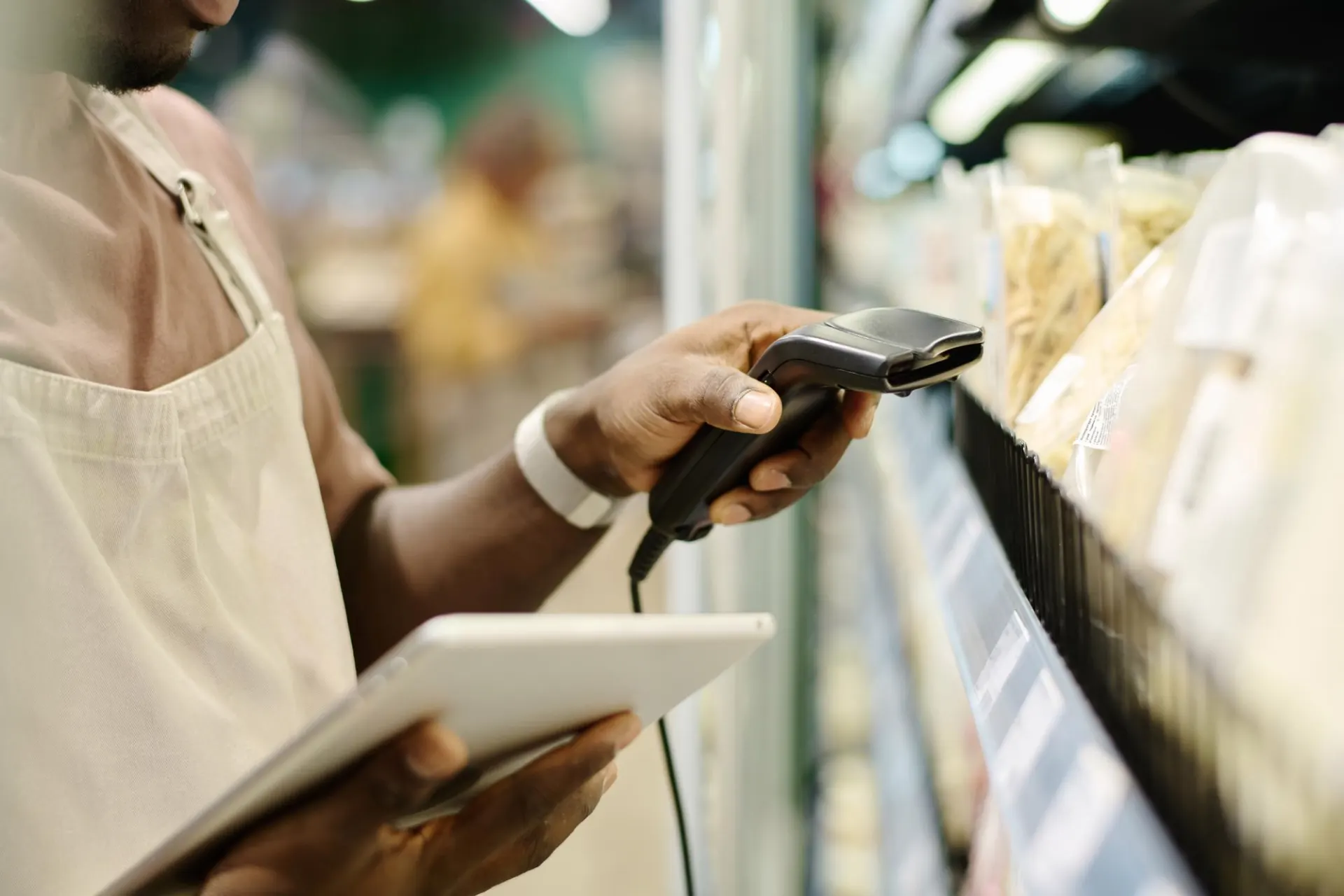 Foto de um colaborador verificando os dados de diversos produtos com a ajuda da automação comercial, analisando todas as informações disponíveis no sistema, com base na gestão de estoque, fiscal, tributária e pricing, facilitando a operação do varejo.